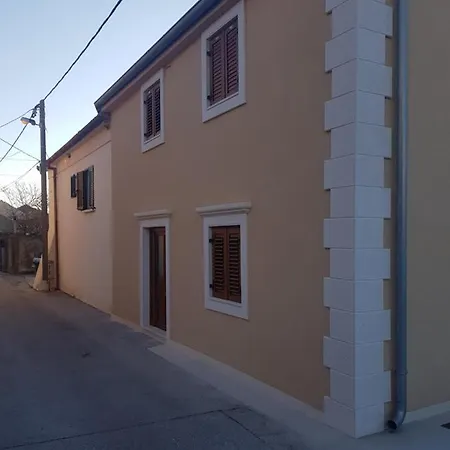 Ela * Nin